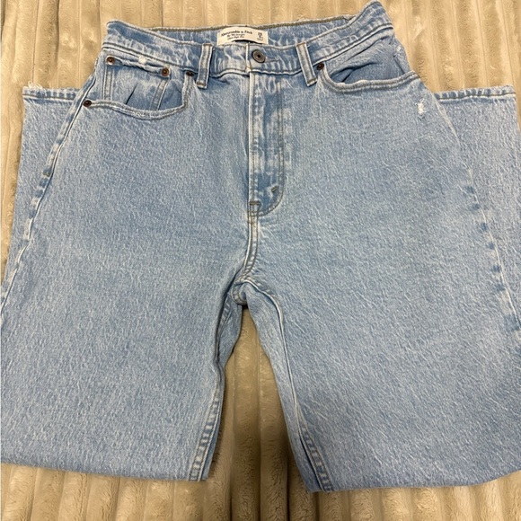 Abercrombie & Fitch Light Wash Denim 90s straight ultra high rise jeans - Picture 6 of 7